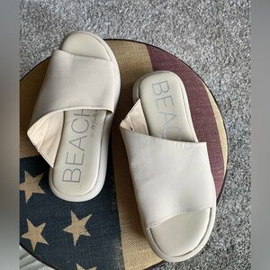 Beach by Matisse Woman’s Slide in Sz 7.5 in gently used condition